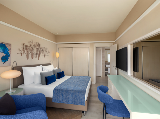 Akra Fethiye Konaklama Yandan Deniz Manzaralı Aile Odası Superior Card D