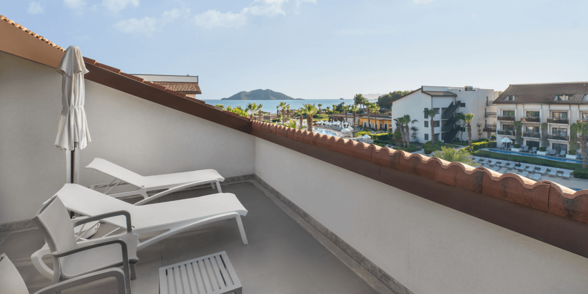 Akra Fethiye Konaklama Yandan Deniz Manzaralı Aile Odası Superior Galeri D3