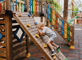 Akra Kemer Little Traveles List Card2