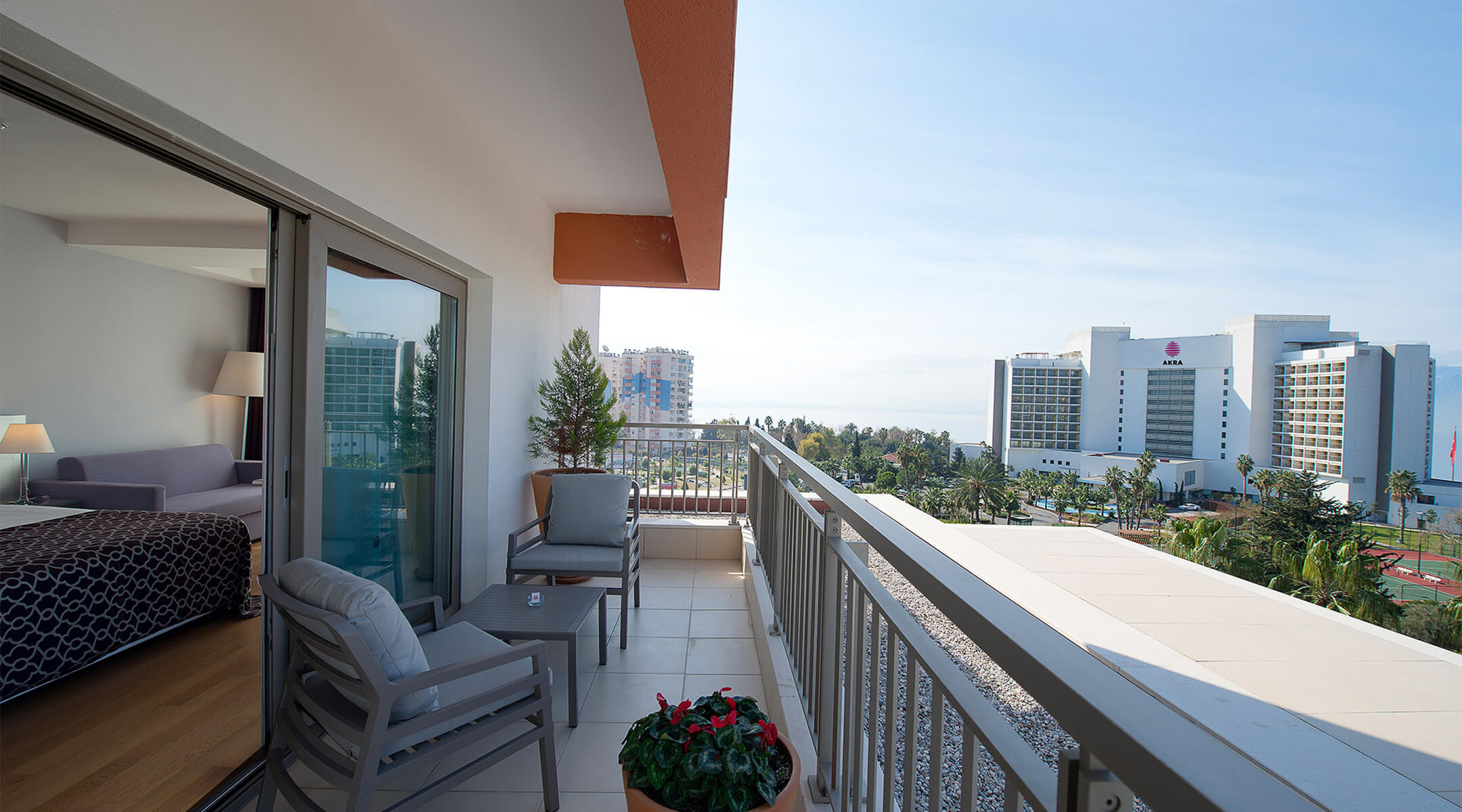 akra-v-konaklama-casual-balkonlu-suıt-denız-manzaralı-banner.jpg